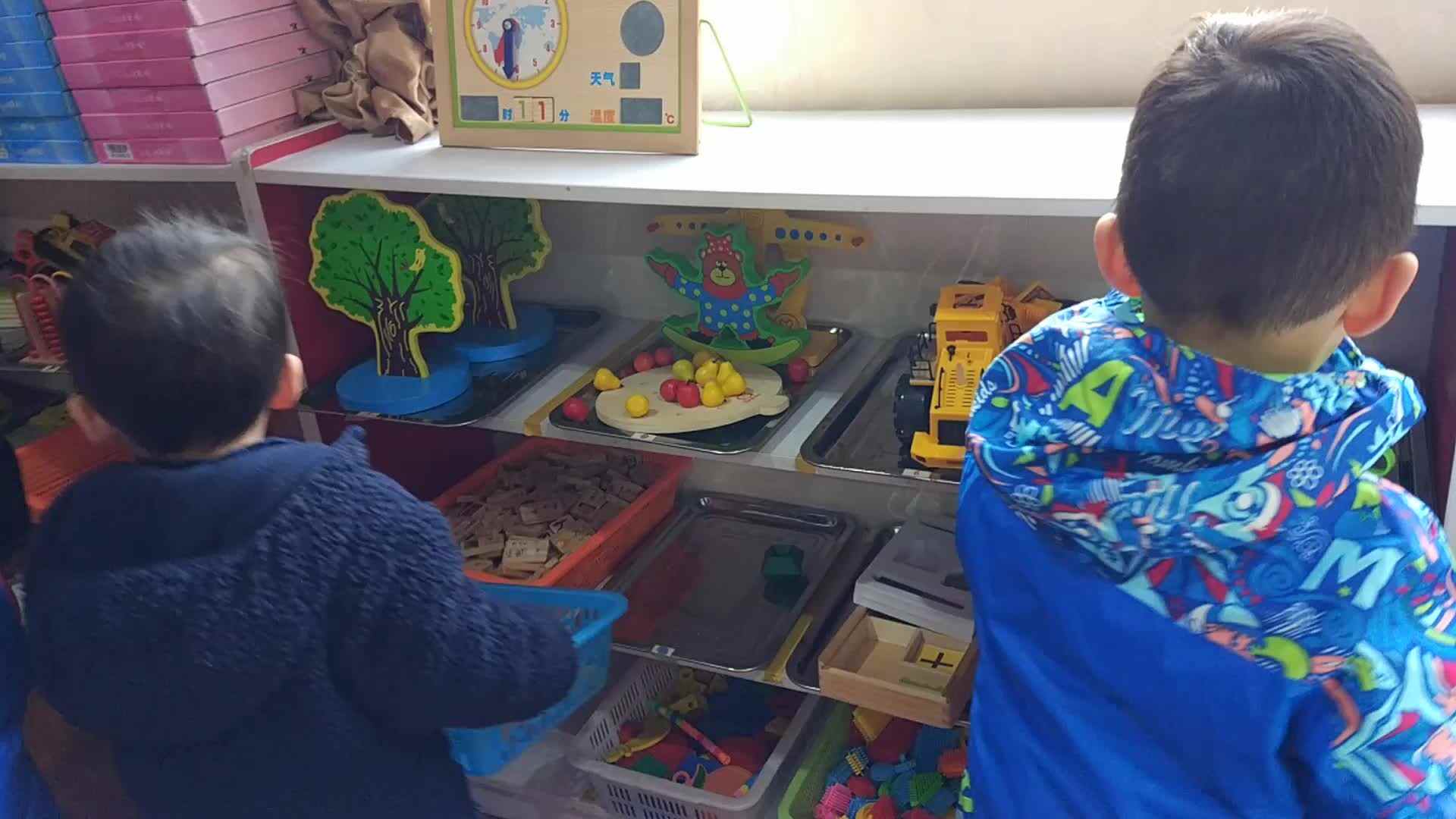 萌娃们在收玩具