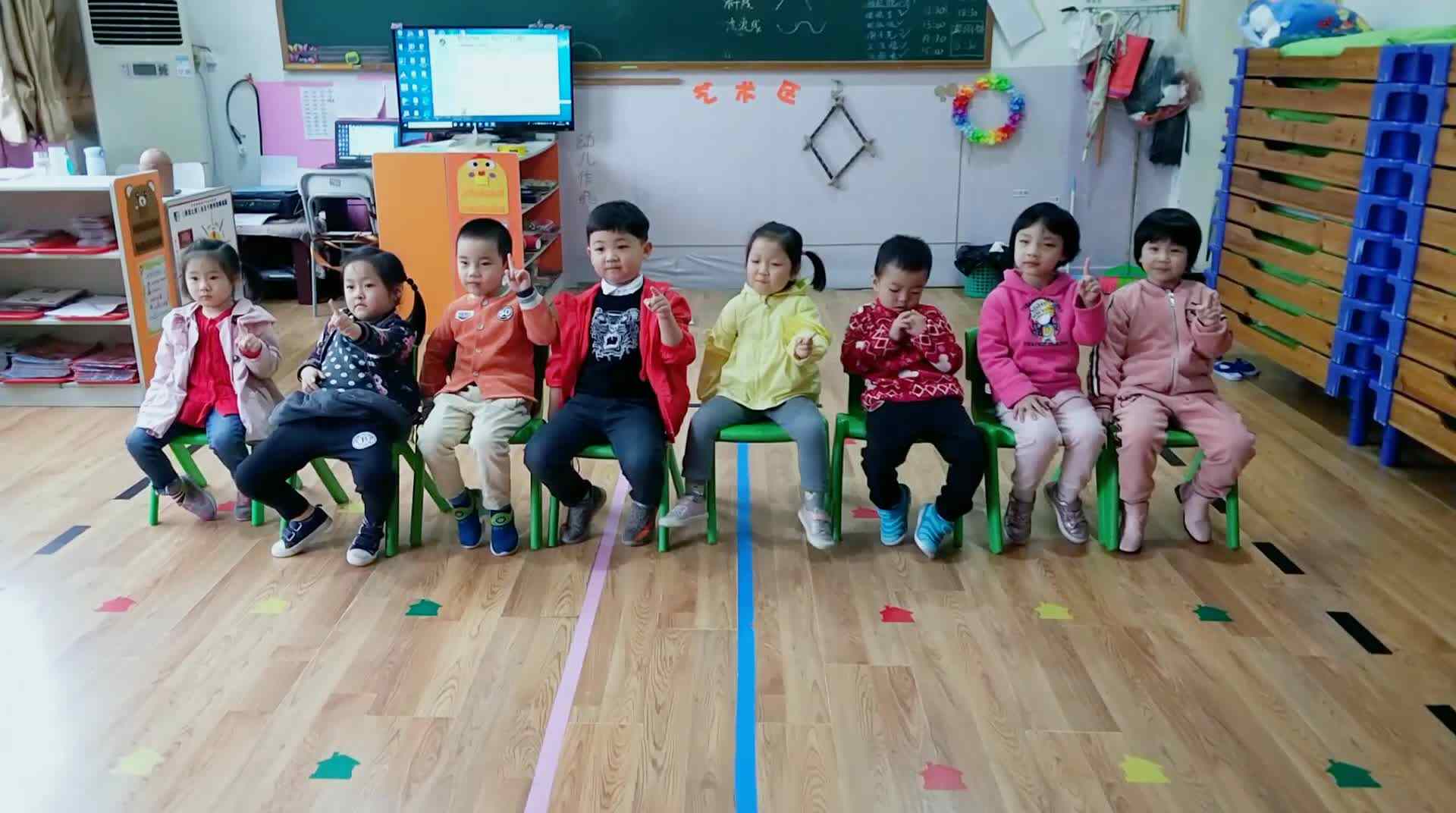 萌娃们在学习音乐