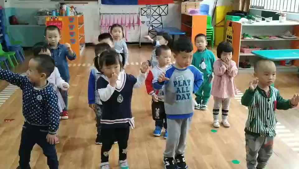 萌娃们在练习早操