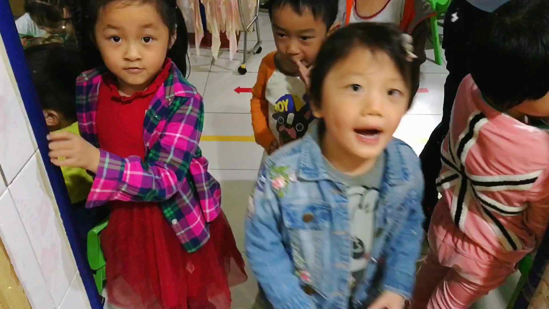 萌娃们在学习英语