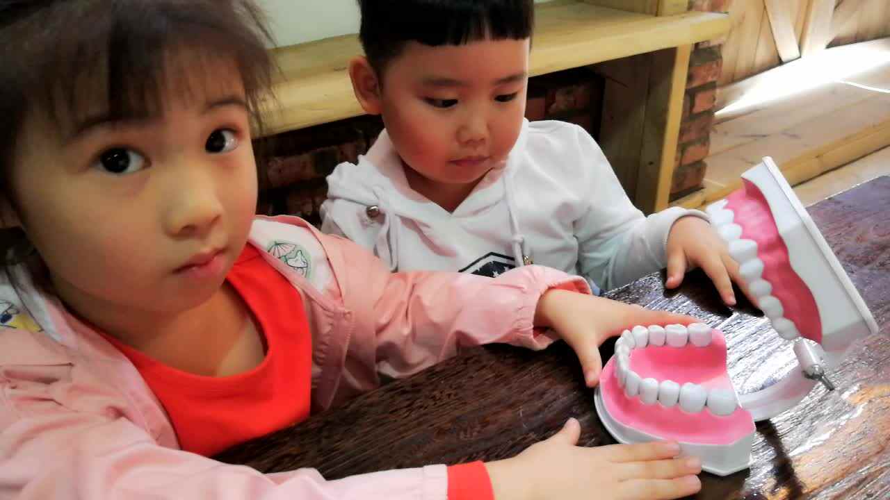 萌娃们在学习刷牙