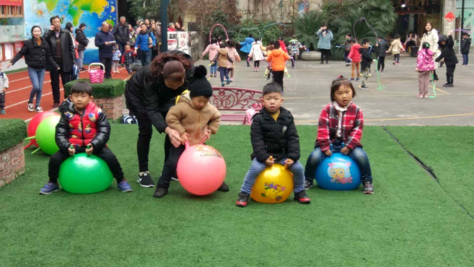 萌娃们在玩游戏