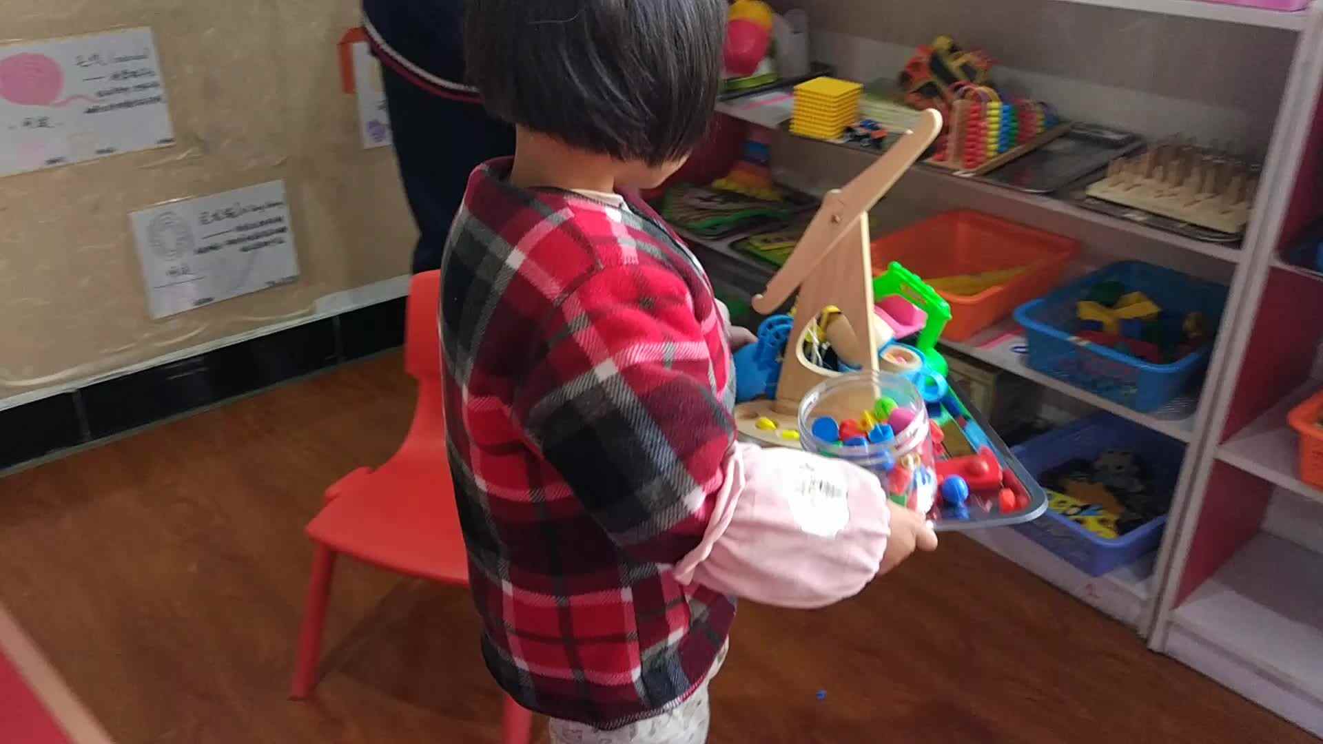 萌娃们在收玩具
