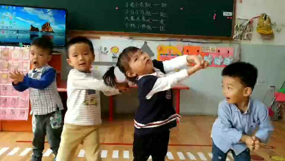 萌娃们在做表演