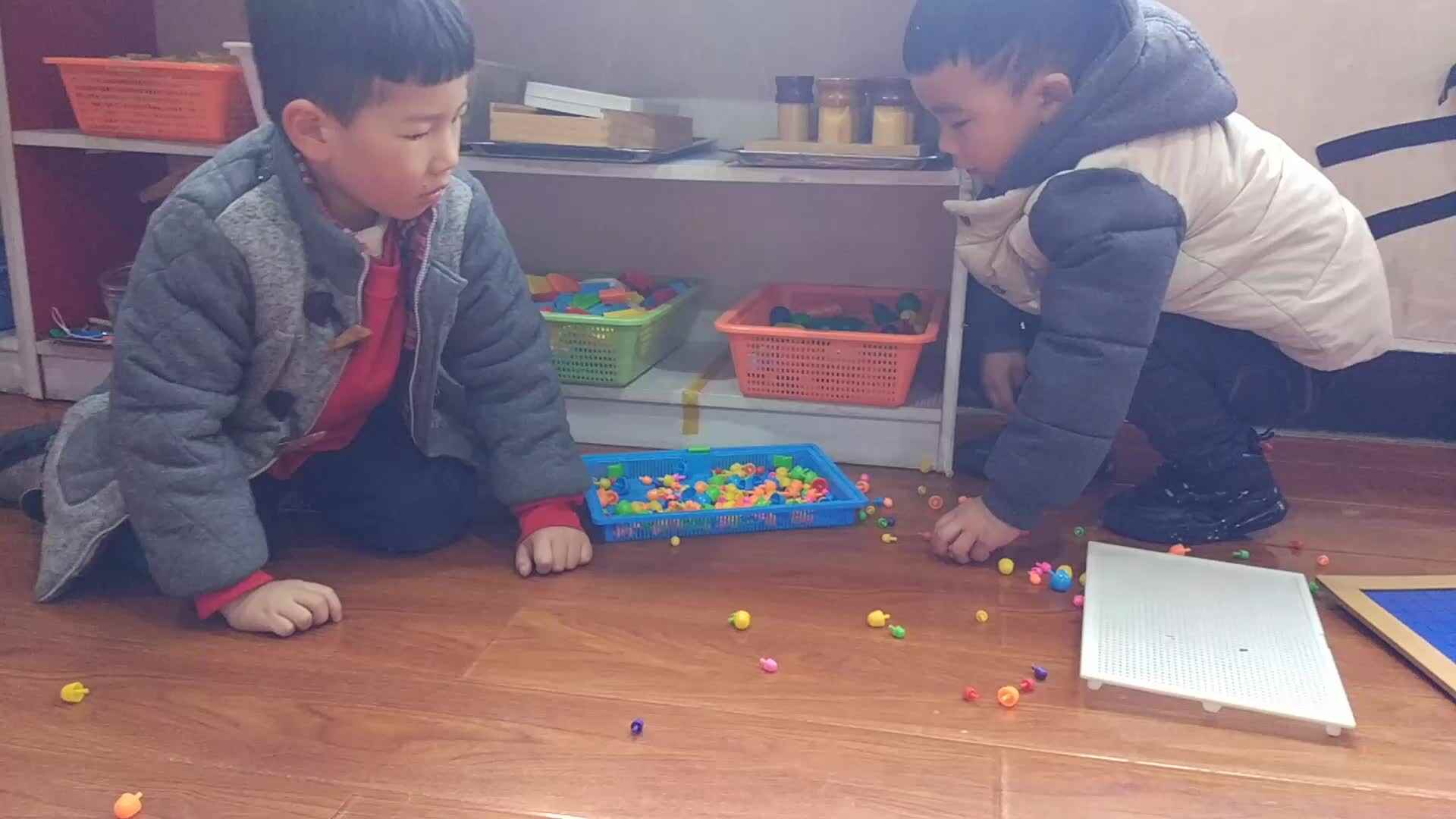 萌娃们在收玩具