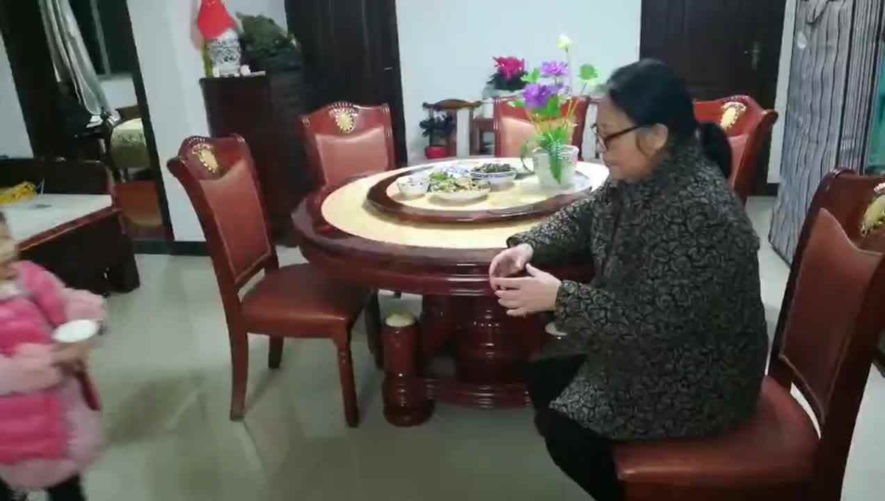 萌娃们在和父母交谈