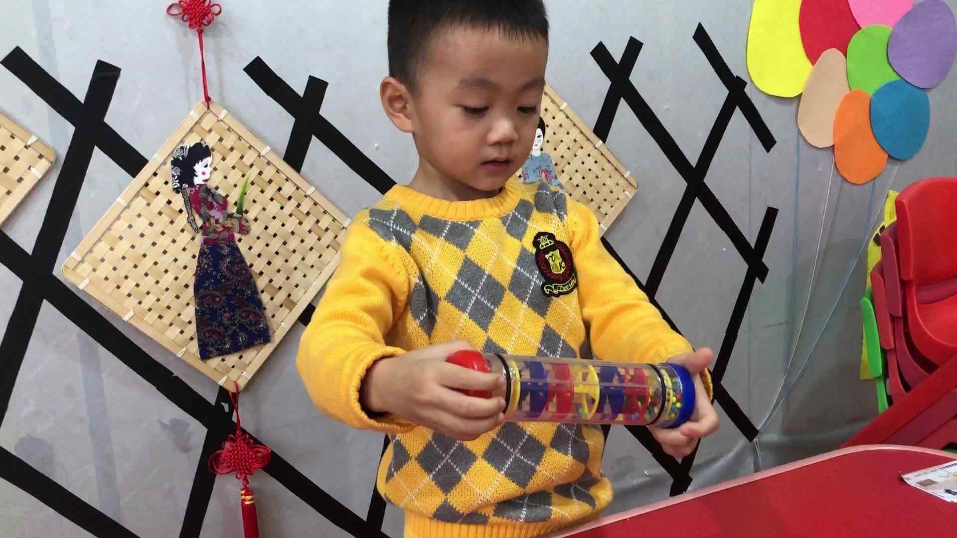 萌娃们在听声音