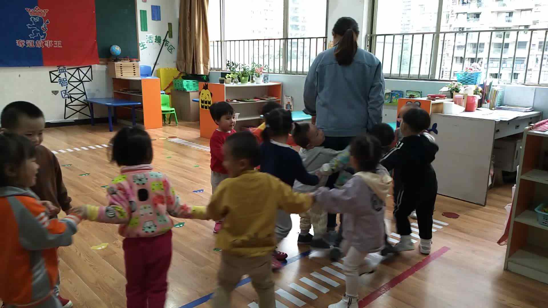 老师在组织小朋友们游戏