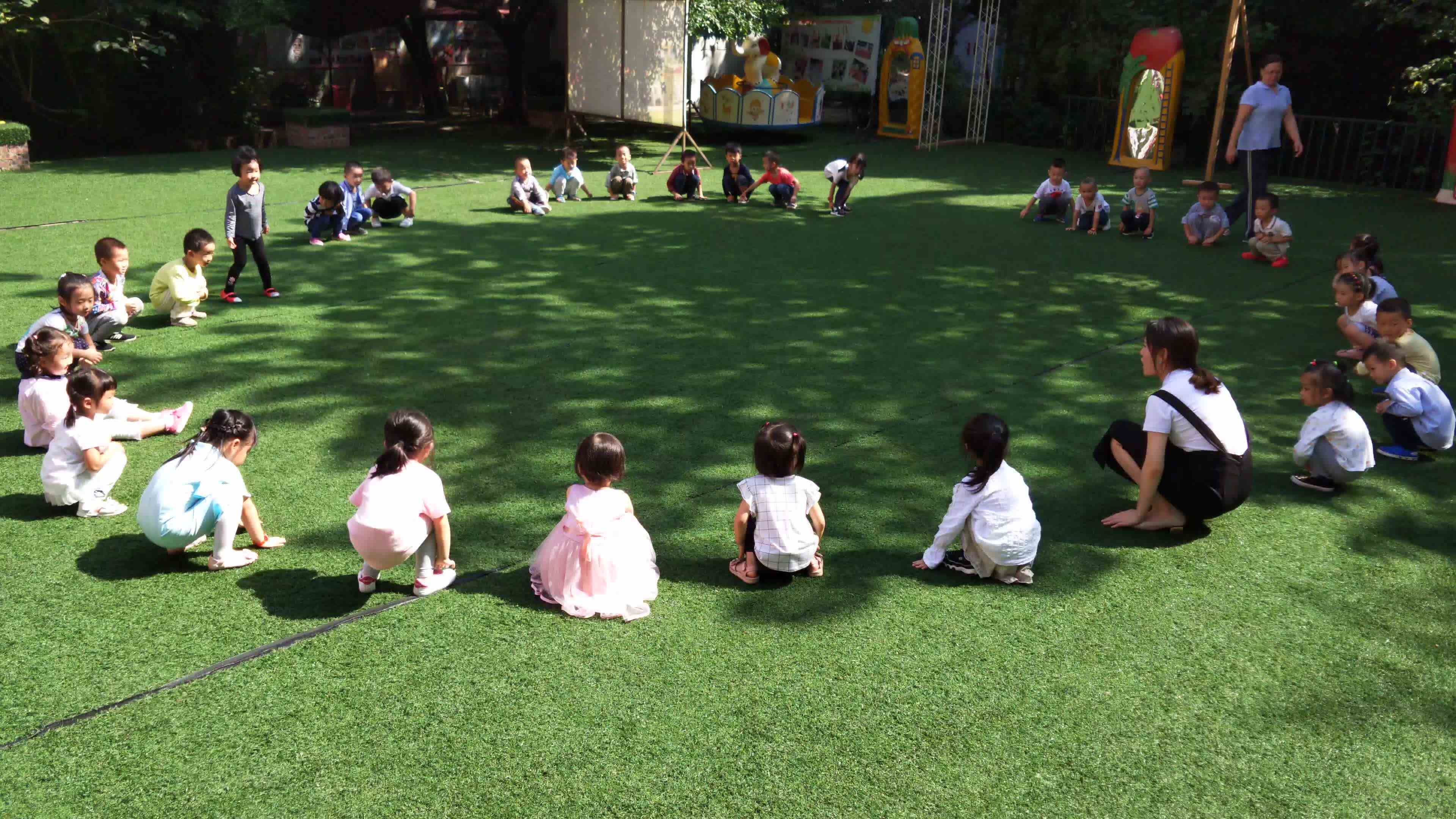 萌娃们在玩游戏