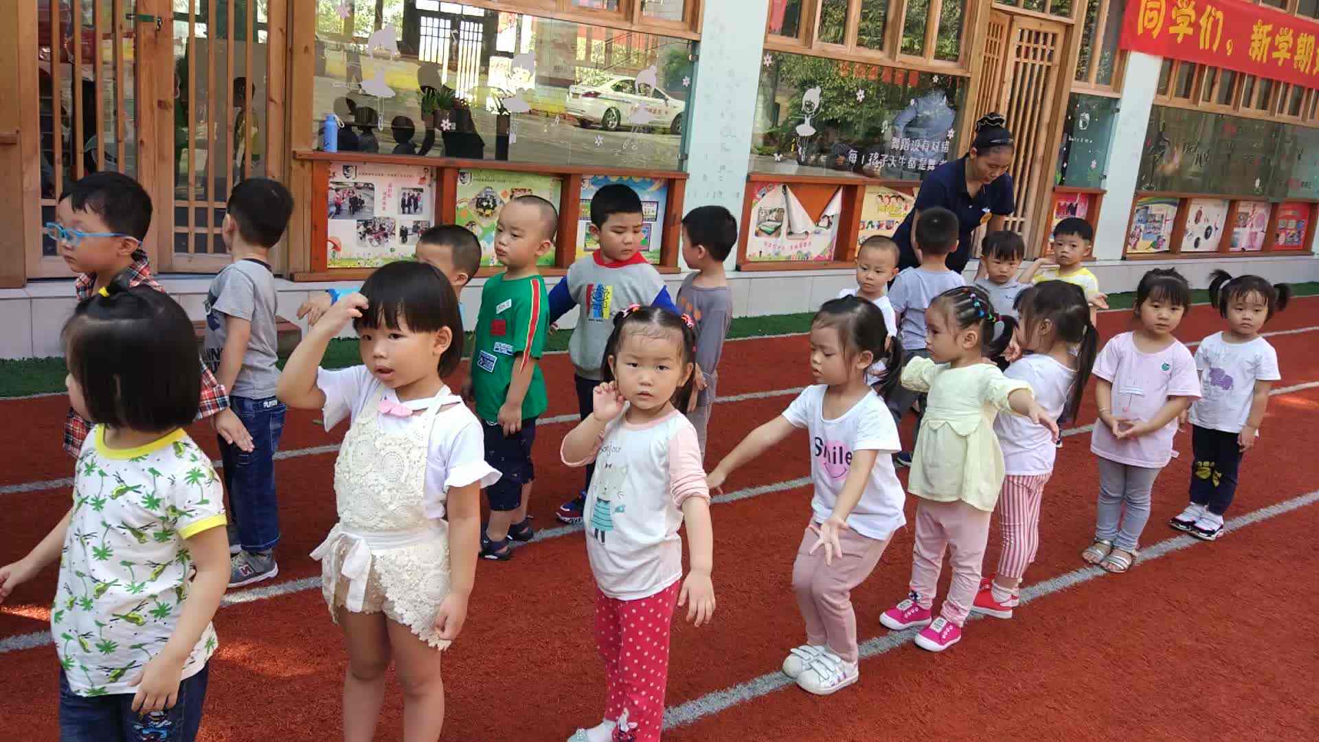 萌娃们在排队