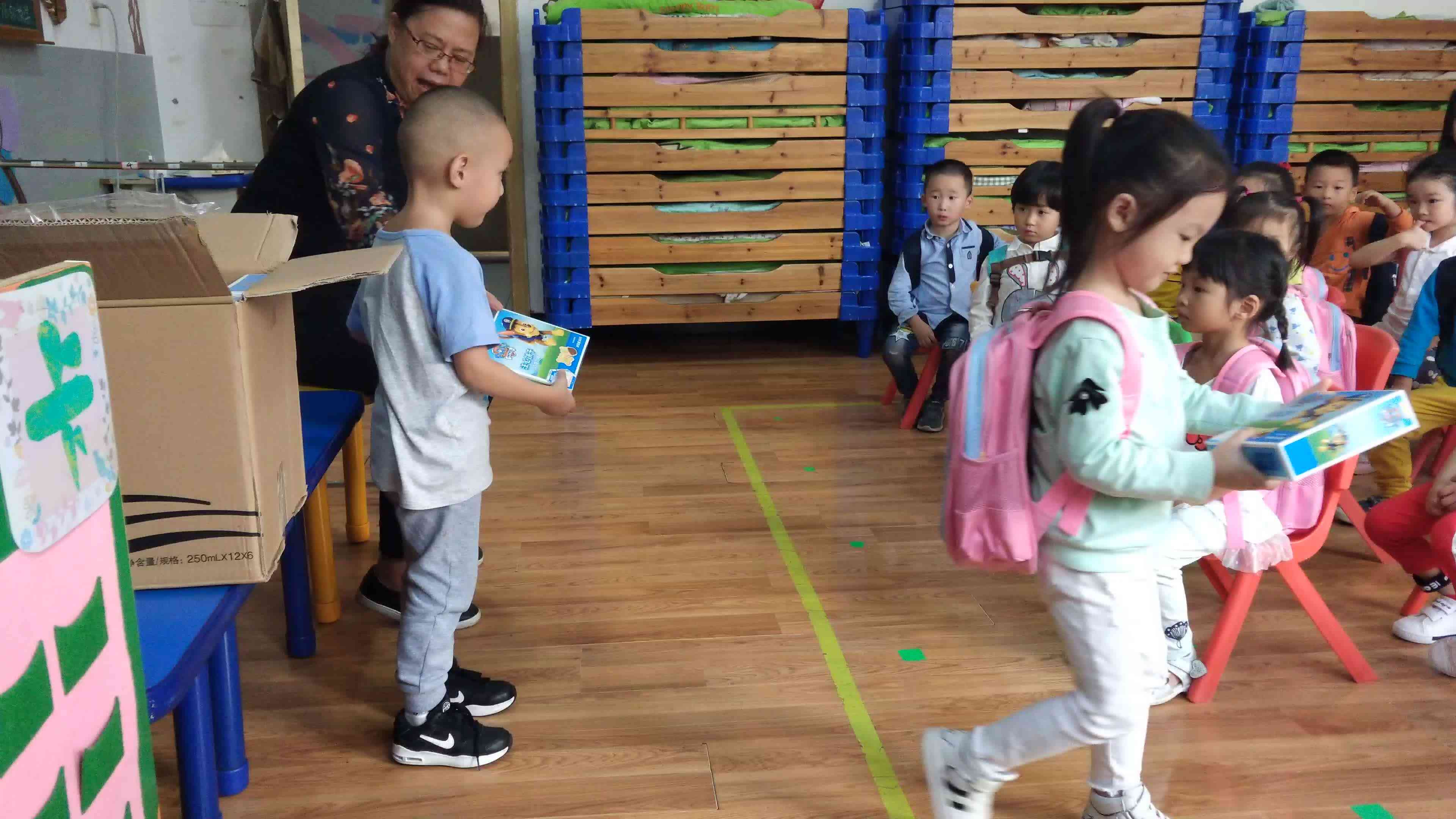 萌娃们在领东西