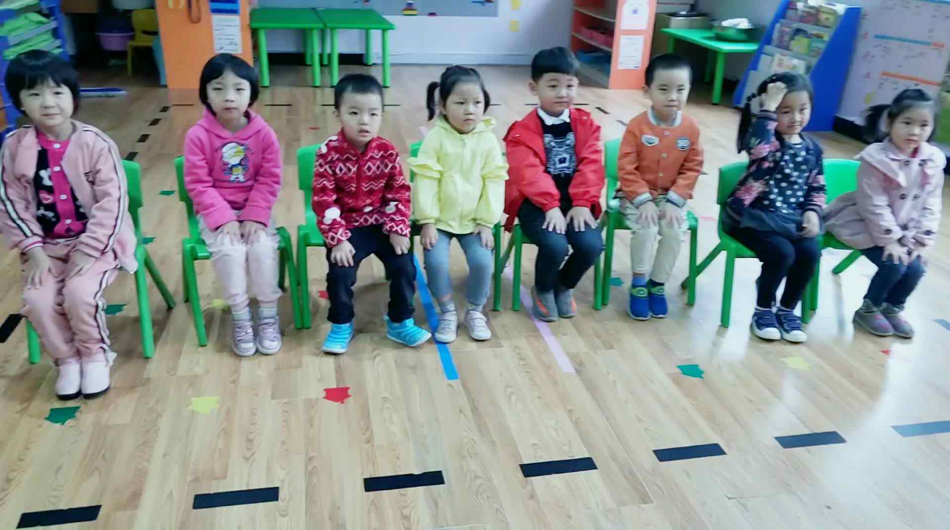 萌娃们在做游戏