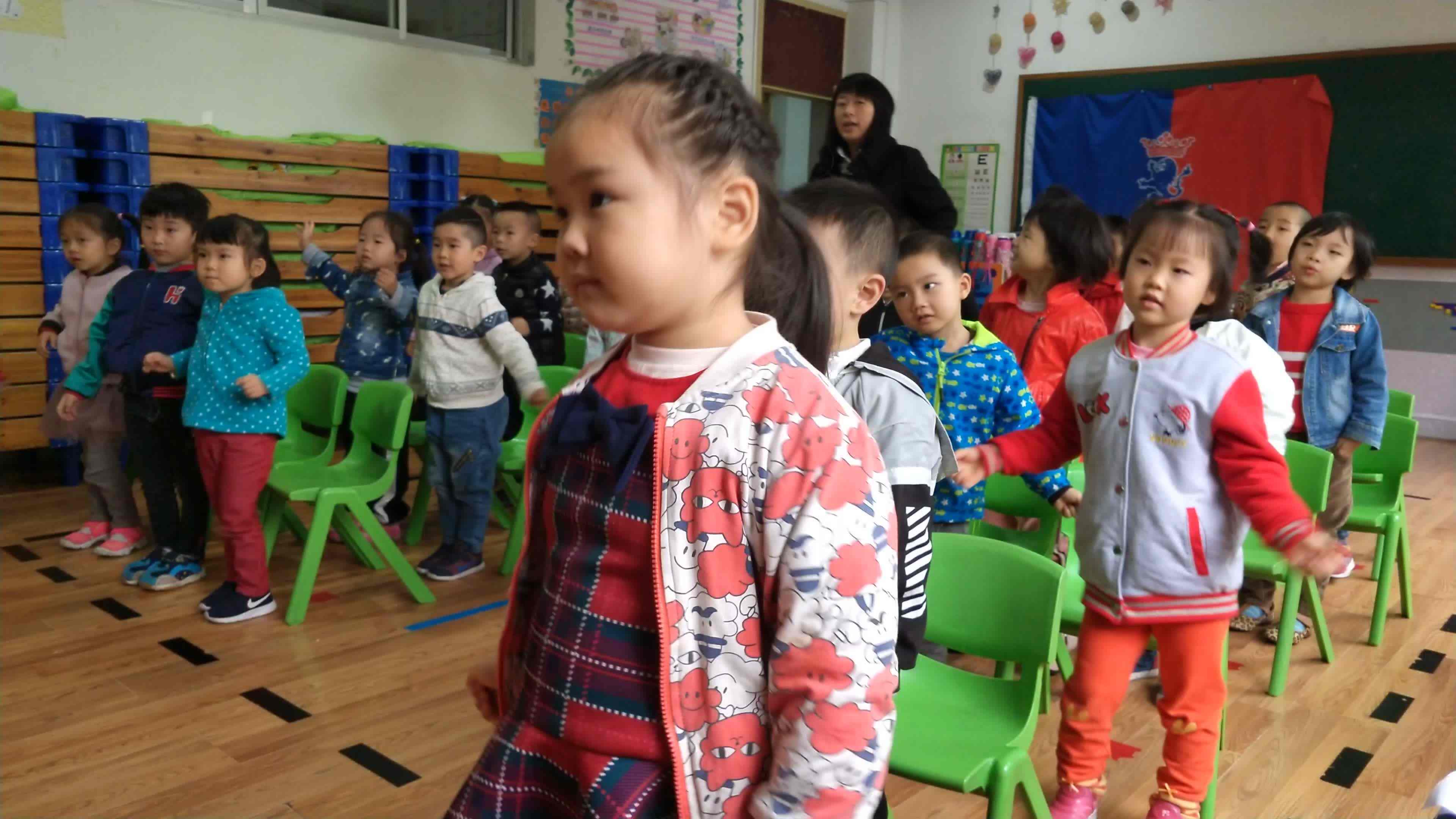 萌娃们在学习英语