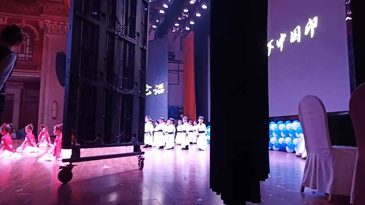 萌娃的表演