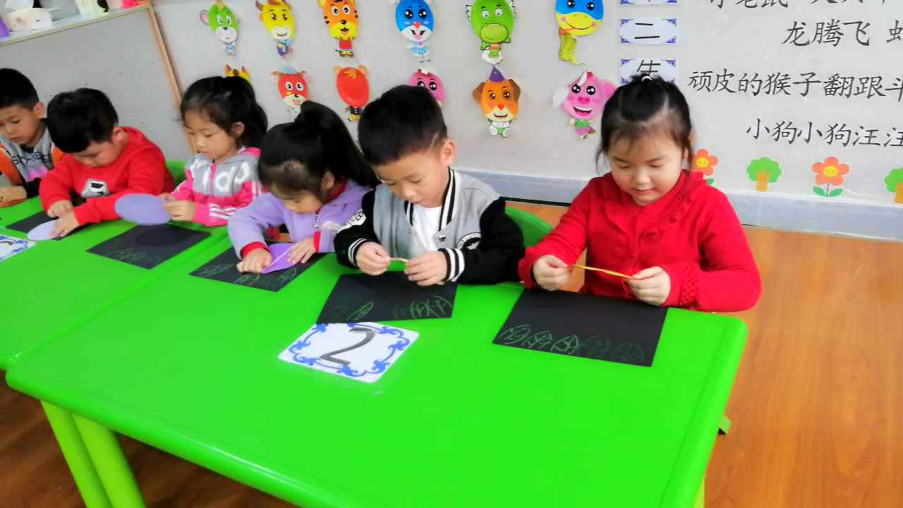 萌娃们在做手工