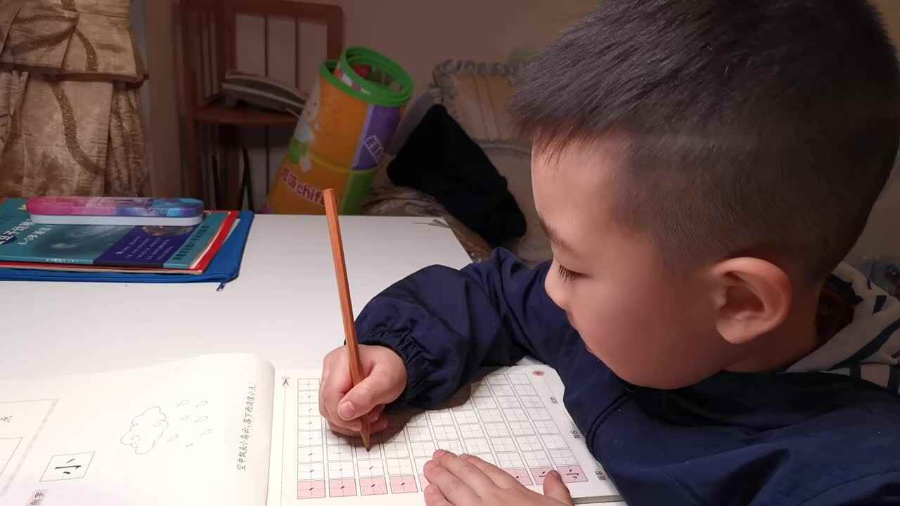 认识笔画《点》  雷昊霖