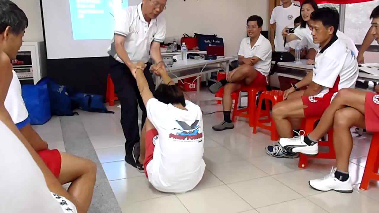 生存训练：消防员背法！