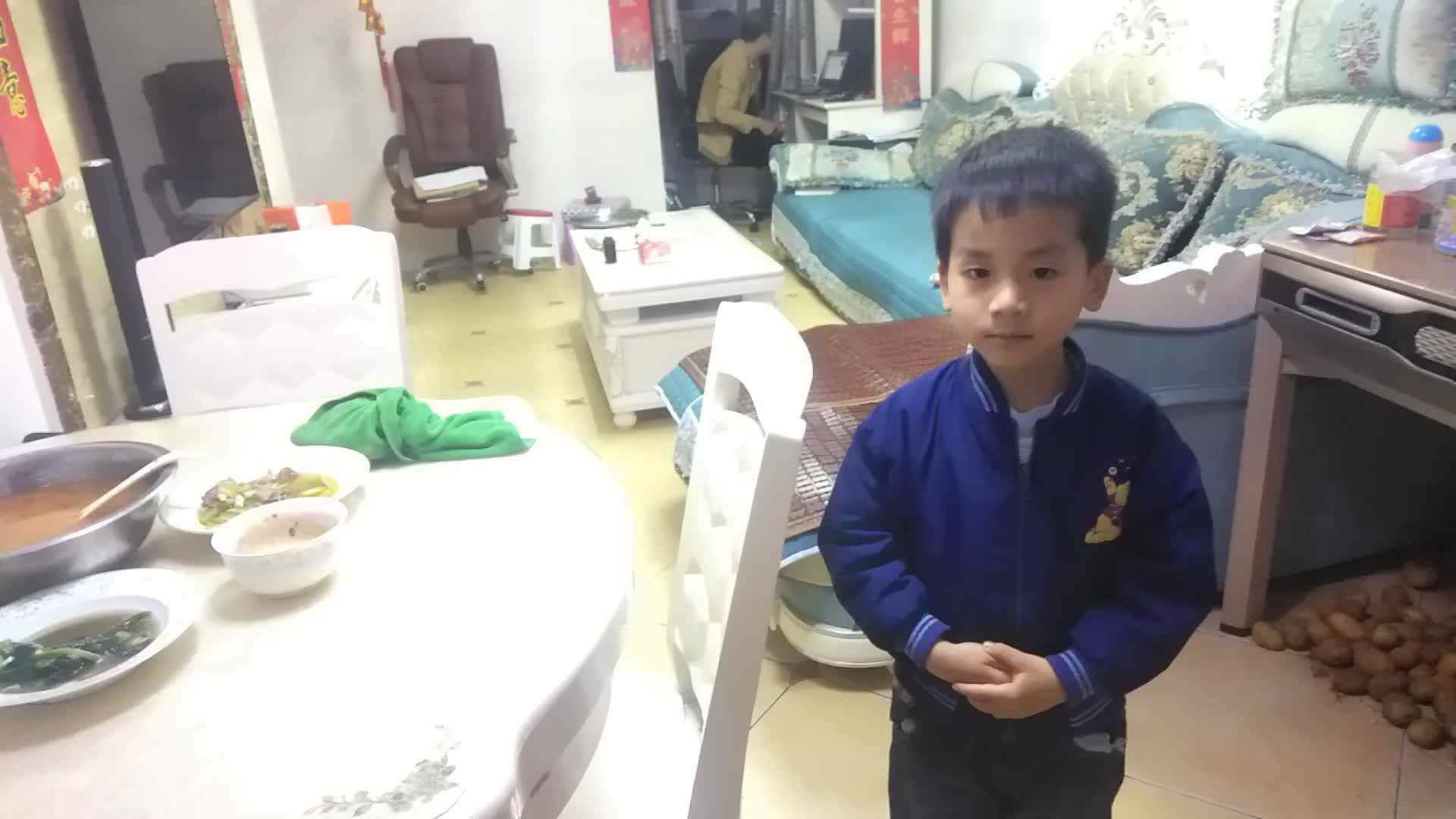 大A班云俊钦       做家务擦桌子