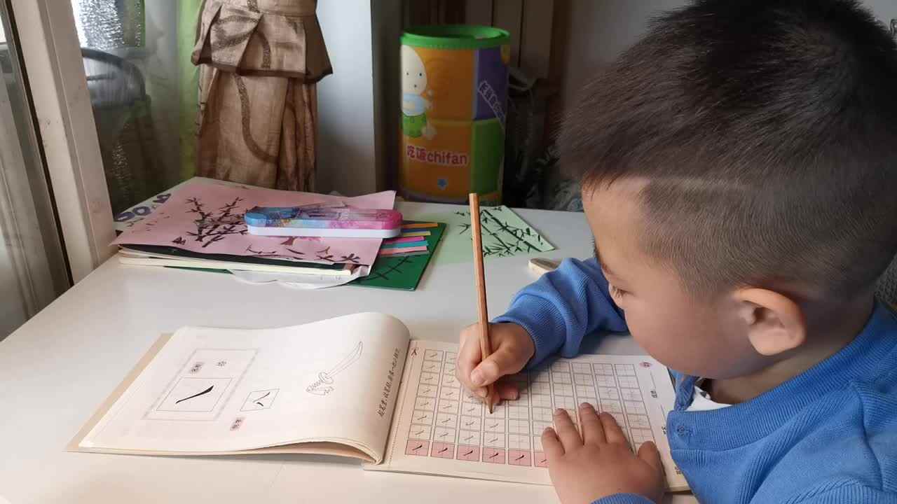 学习笔画“捺” 雷昊霖