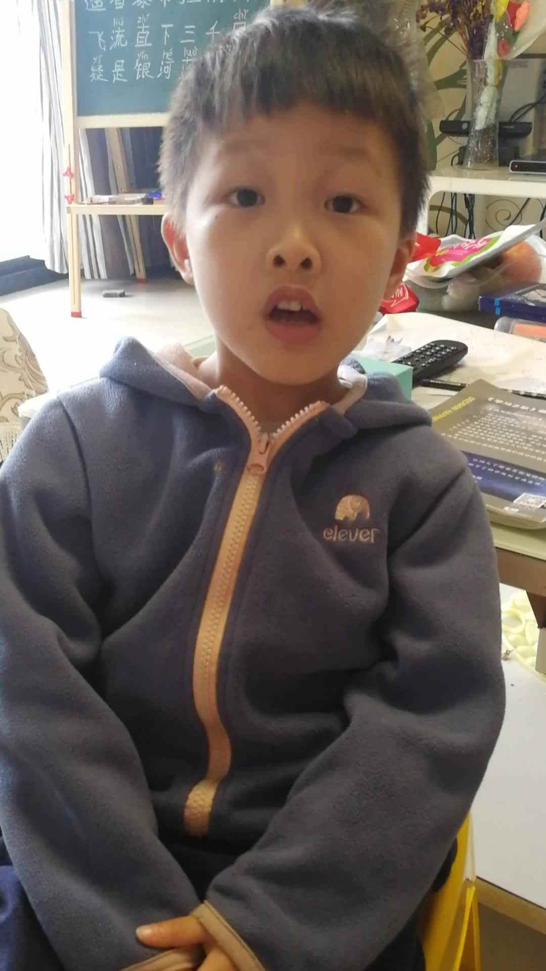 学前三班吴亚宸背《风在哪里》