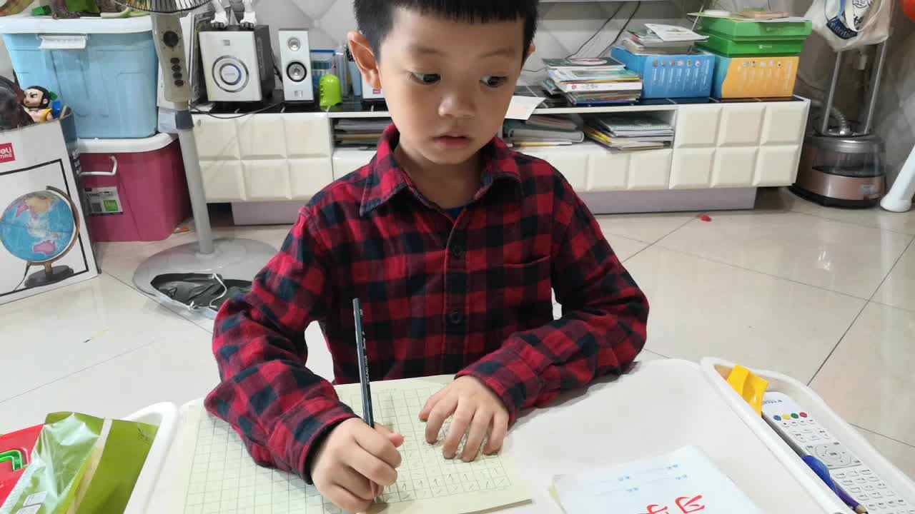 学习笔画横勾——大B班阳铭礼