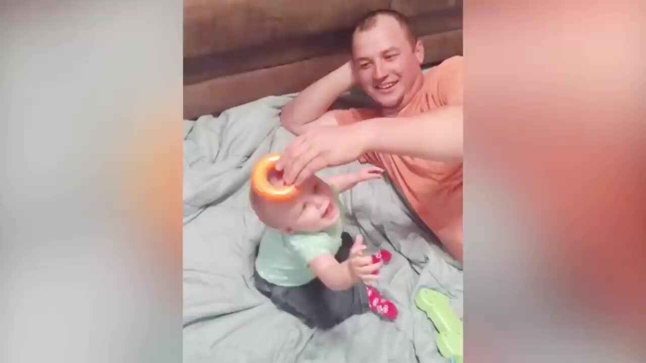 Funniest Daddy Takes Care of Baby 爸爸带孩子