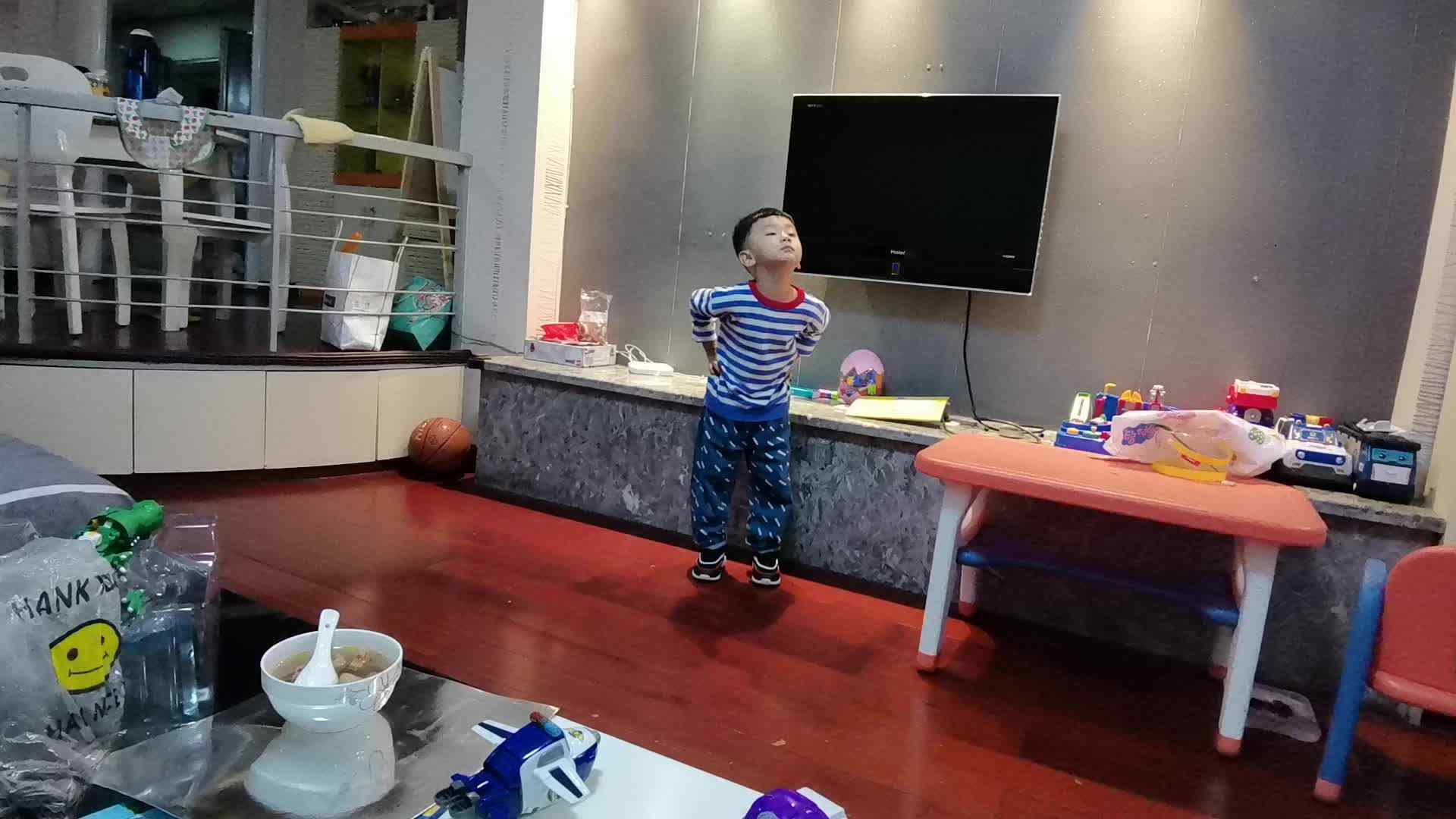 2023级B班刘梓浩闯关练习早操歌曲.mp4