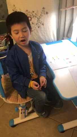 20201021学前A班吴泊序—英语朗读.MOV