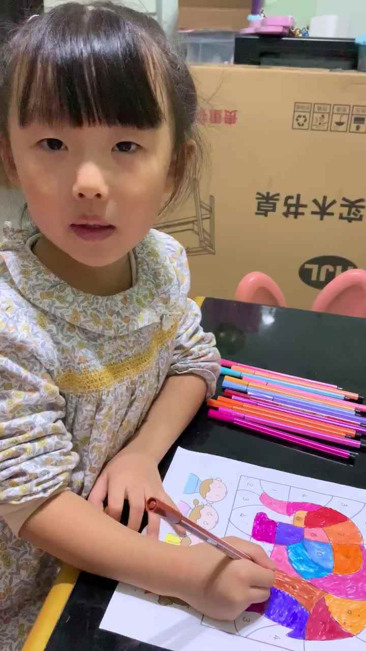 大B班18号2020.10.9家庭作业(数字比较和涂颜色)