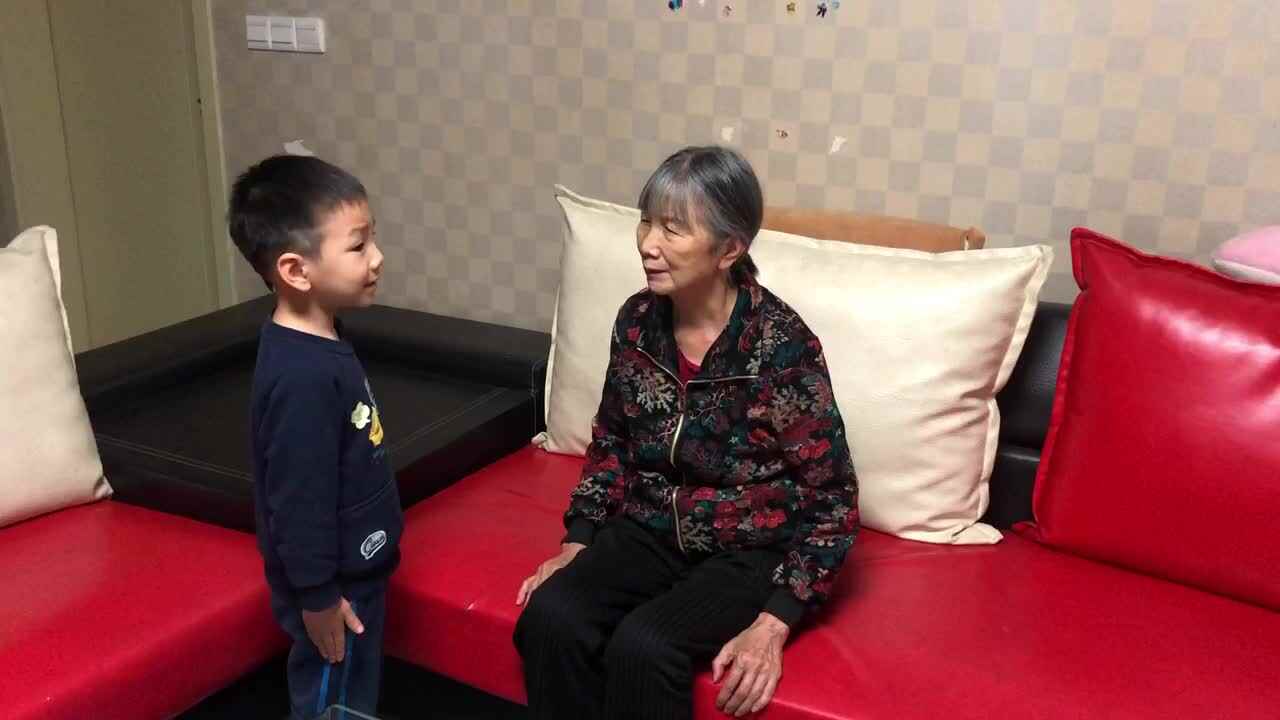 重阳节给婆婆送祝福和捶背（学前B班肖俊泽）