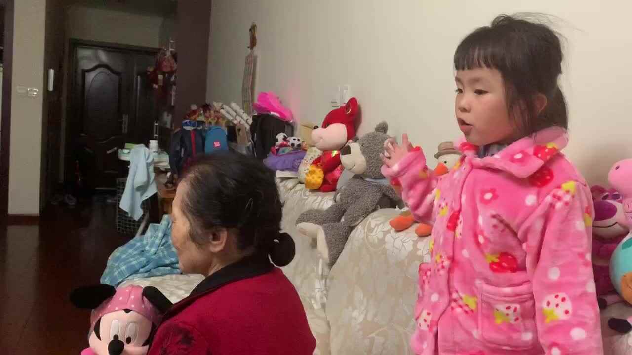 敬老（给奶奶捶背）