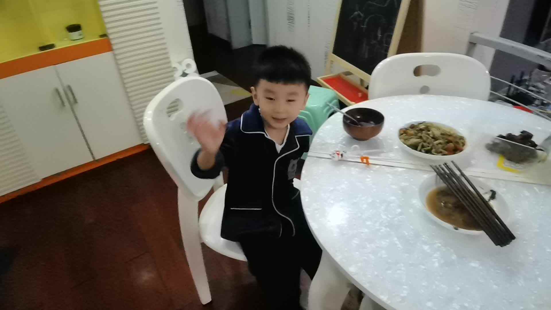 2023级B班刘梓浩闯关练习自己收拾餐具.mp4