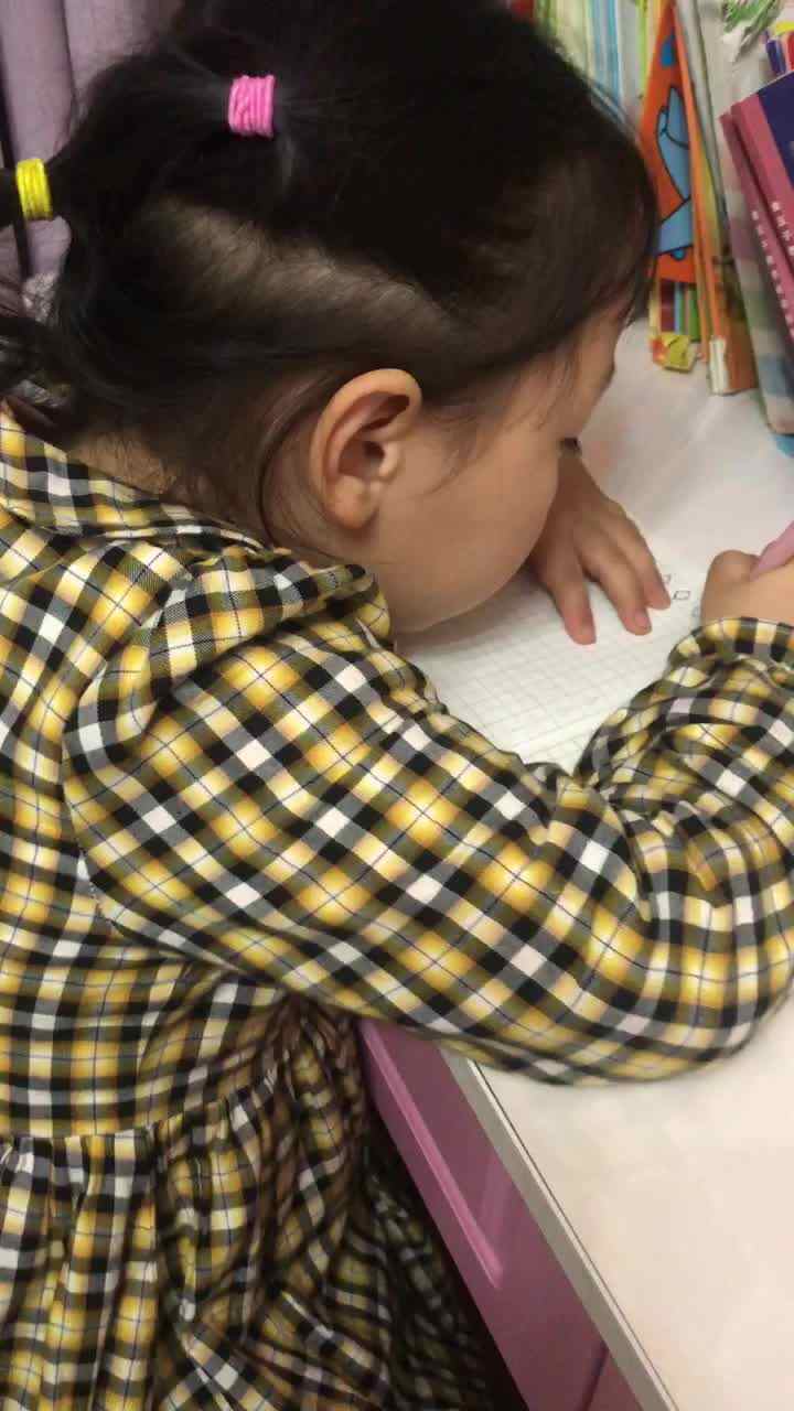 李婧禾写字握笔练习