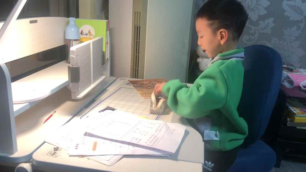 整理书桌（学前B班肖俊泽）