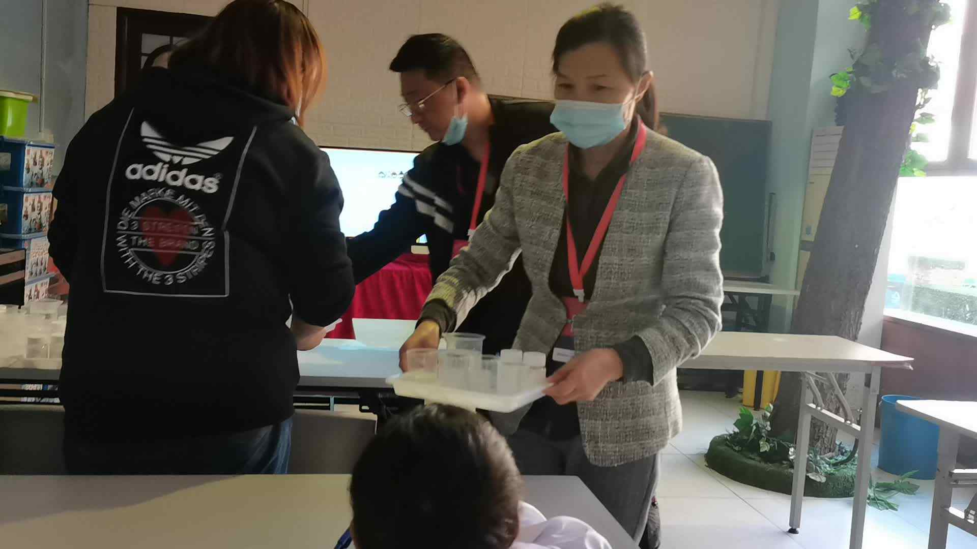 彩虹喷泉片段——家长为小朋友们分发科学材料