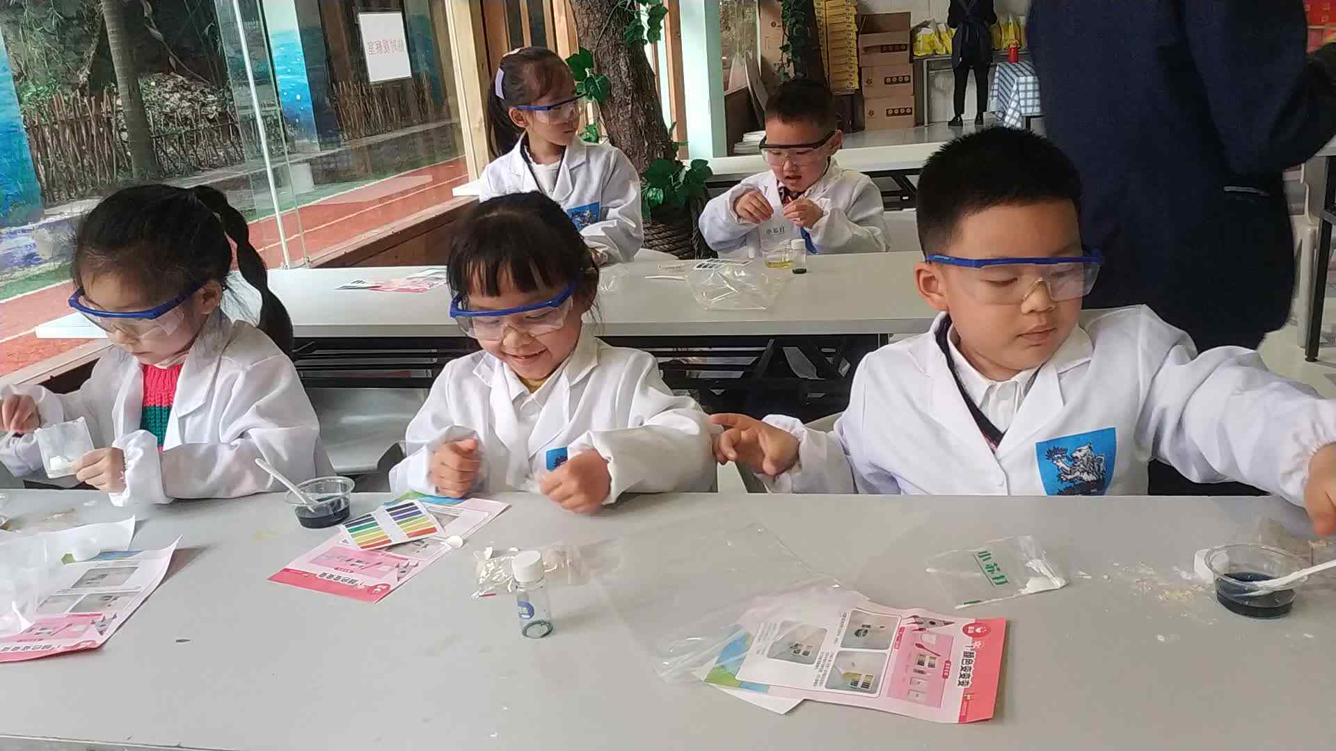 科学实验《颜色变变变》