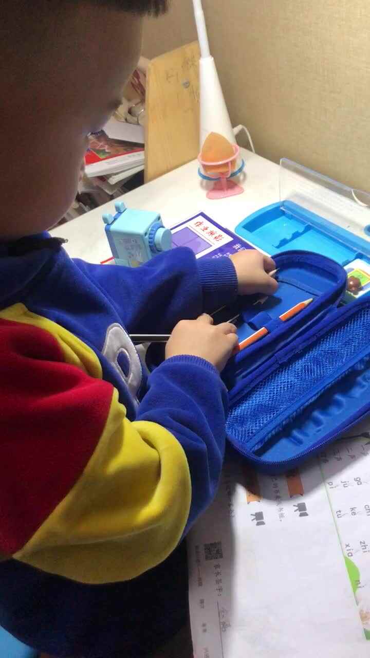 收拾书桌—黄新智