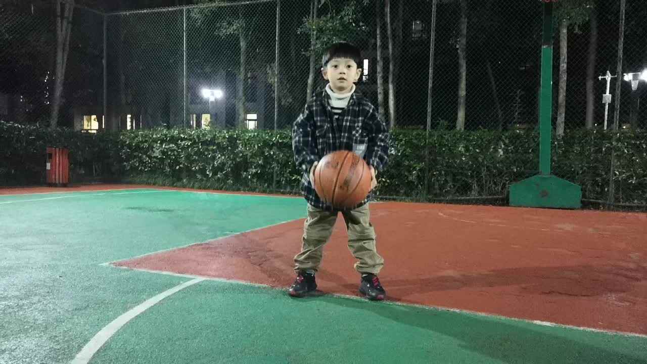 练习拍球—学前B班阳铭礼