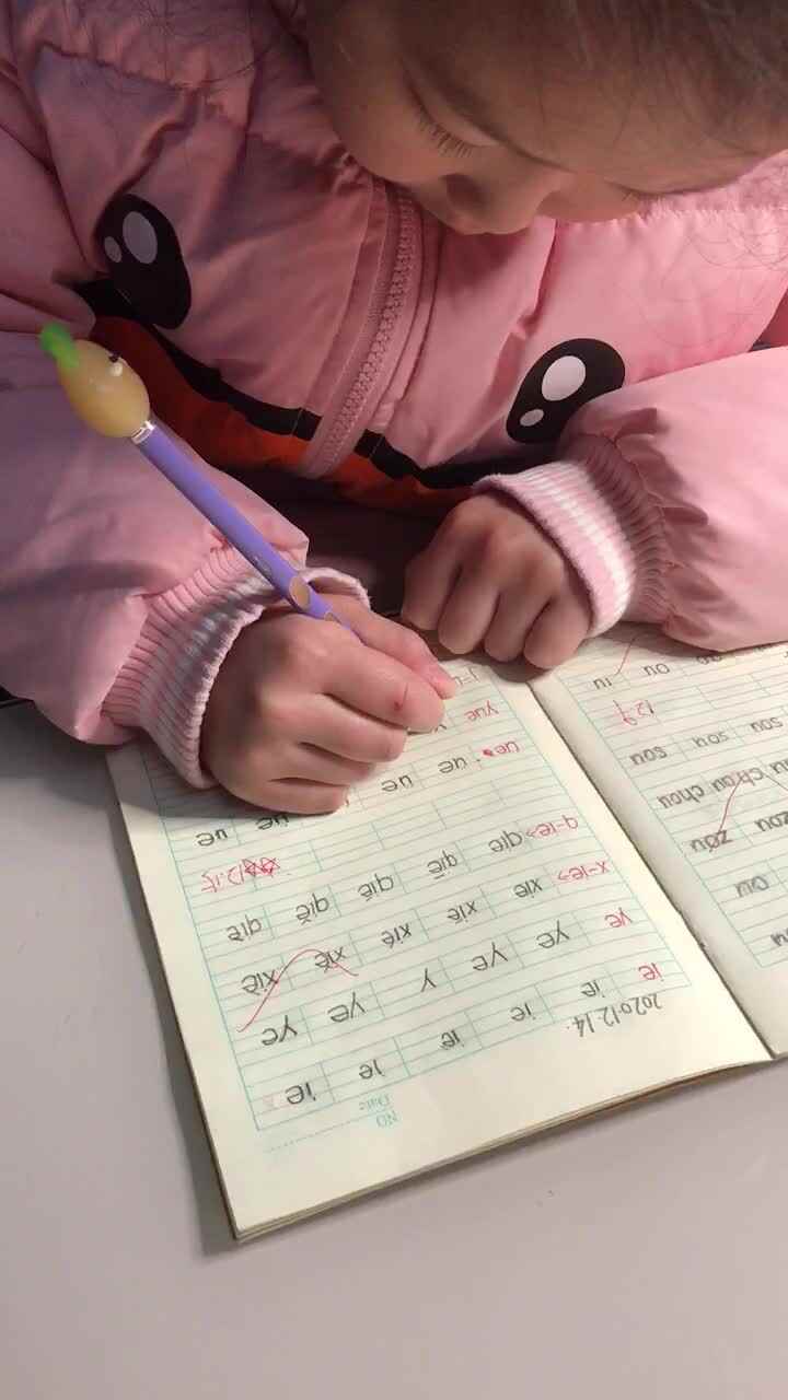 学前B班彭馨怡～复韵母ue的书写