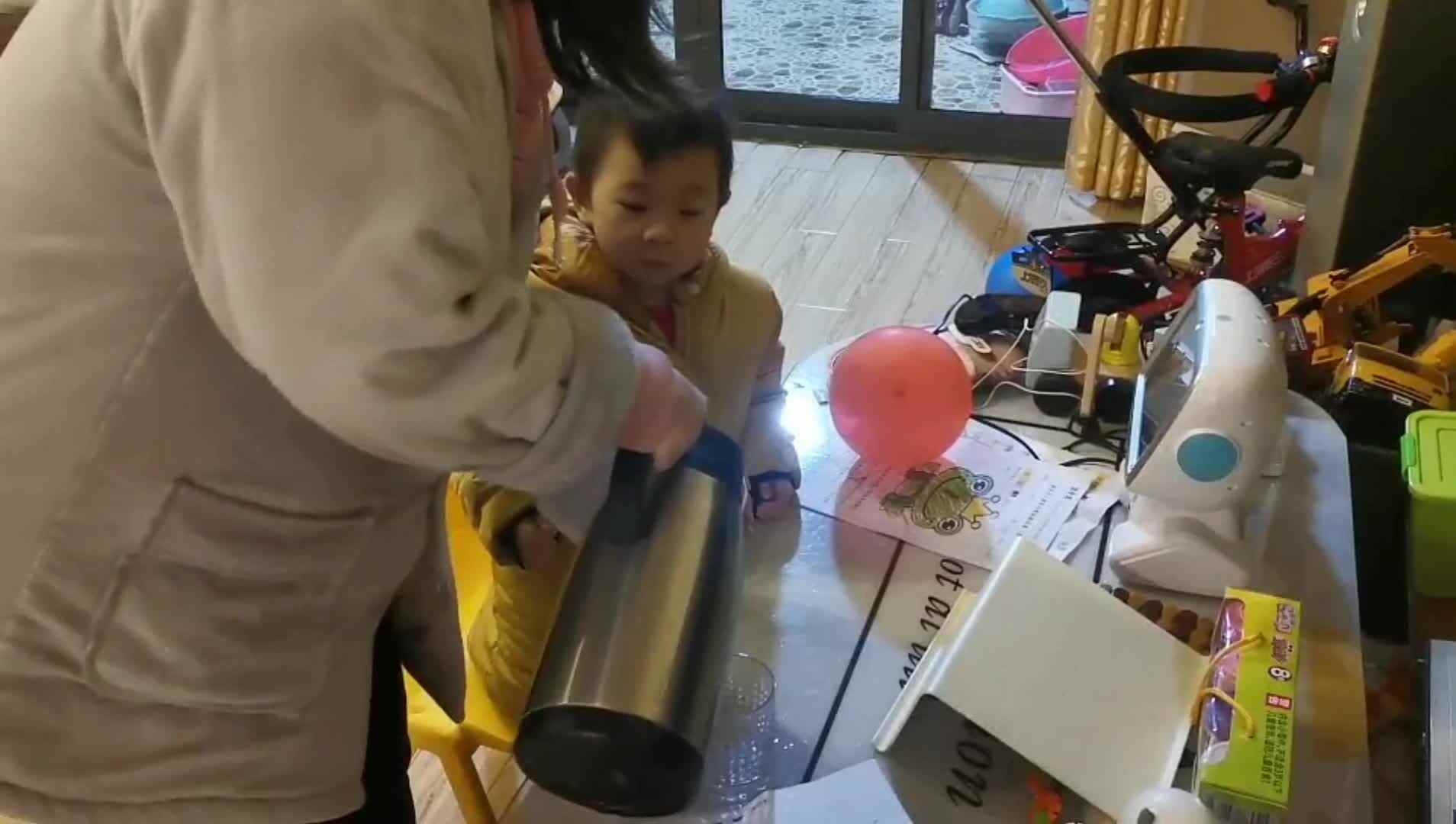 陈子墨闯关练习，抓住气球的杯子