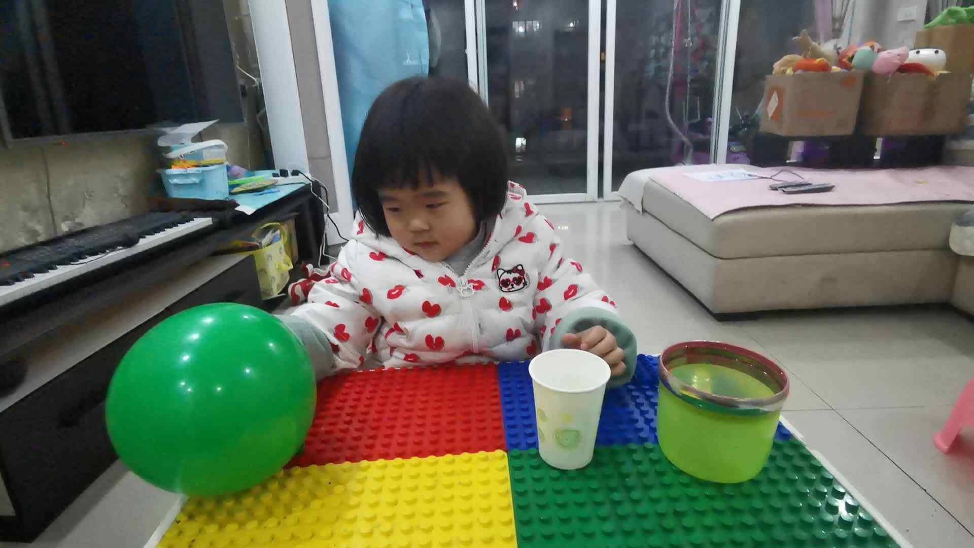 气球抓杯子.mp4