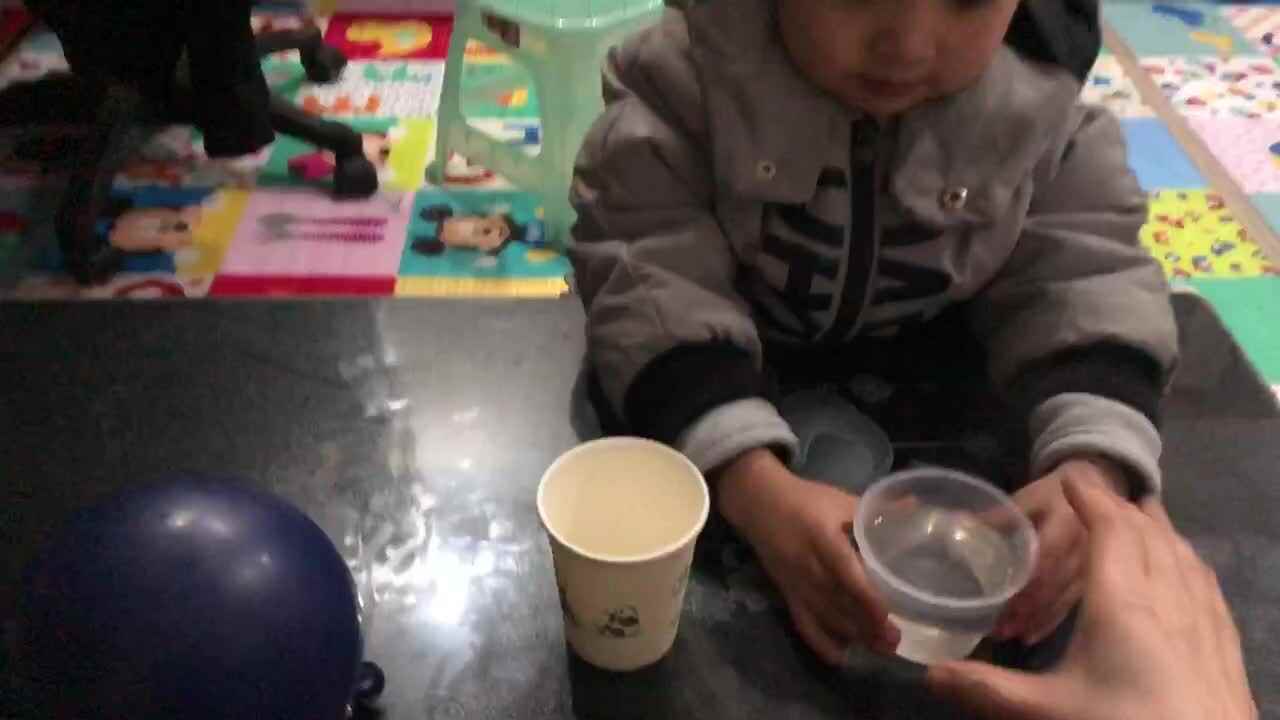 抓住气球的杯子