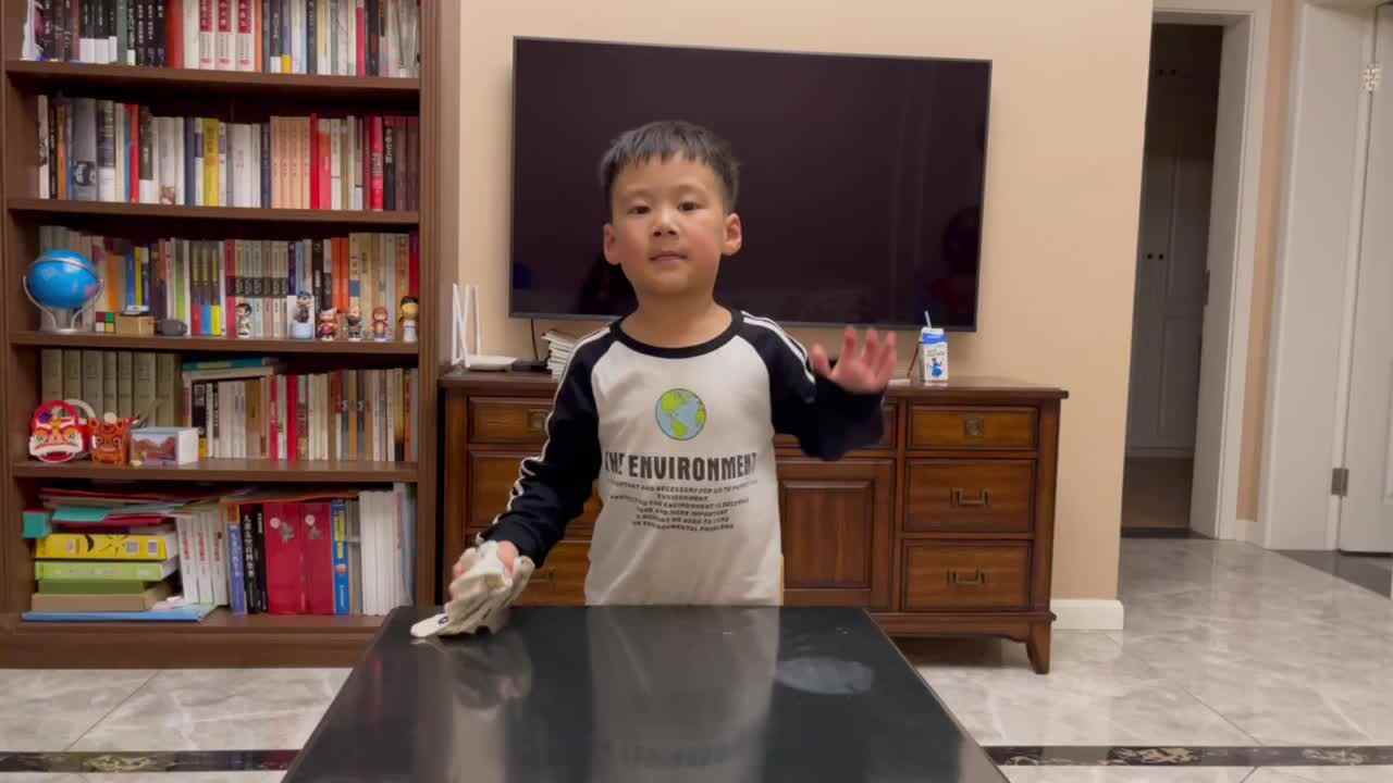 做家务一擦桌子
