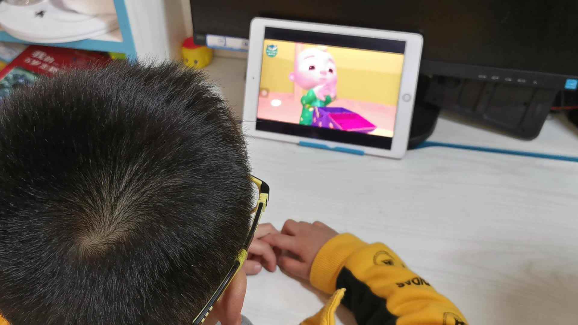 英语儿歌——“Head Shoulders Knees and Toes”