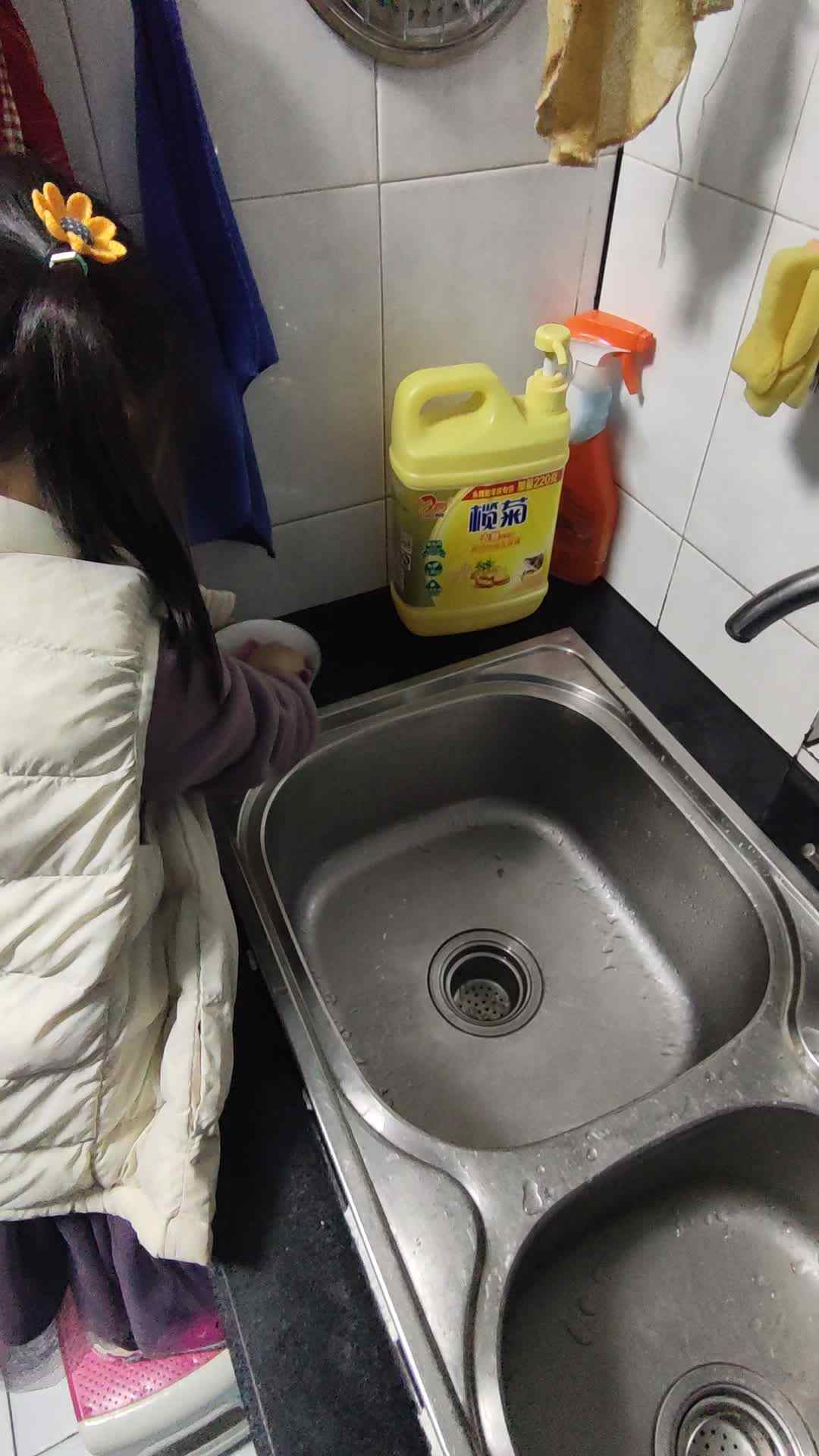 婷婷练习洗碗
