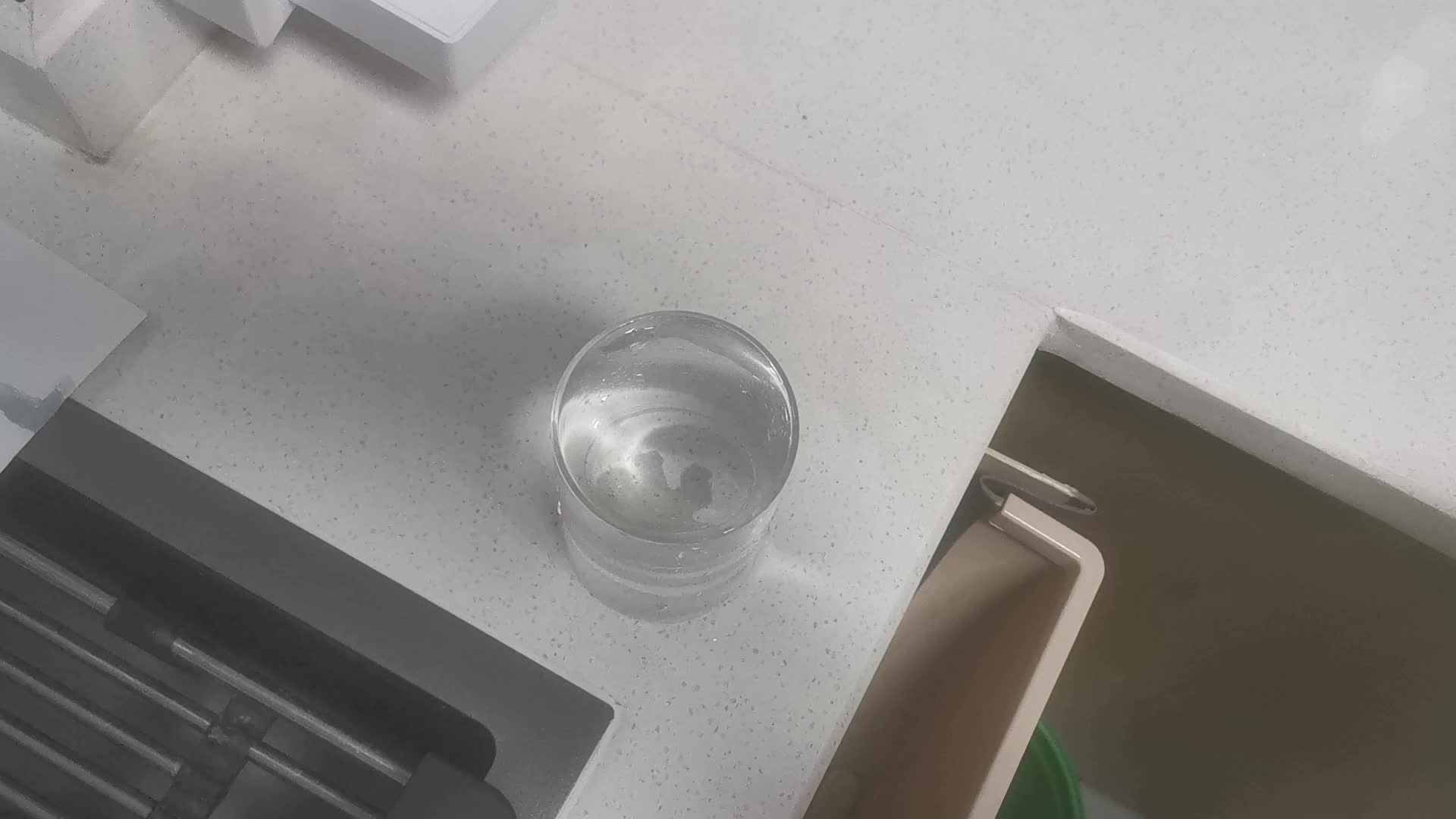 2023级B班徐瑾歆-水杯倒立.mp4