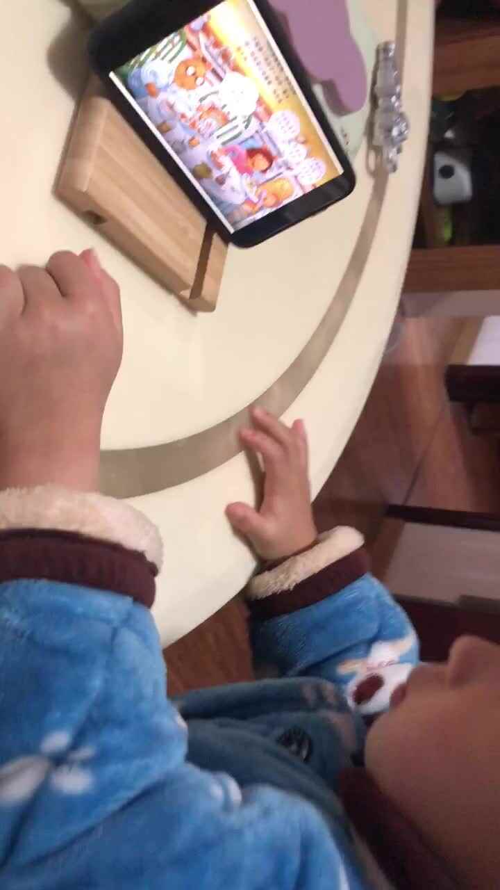 冯瑾煜观看《有礼貌的朵拉》