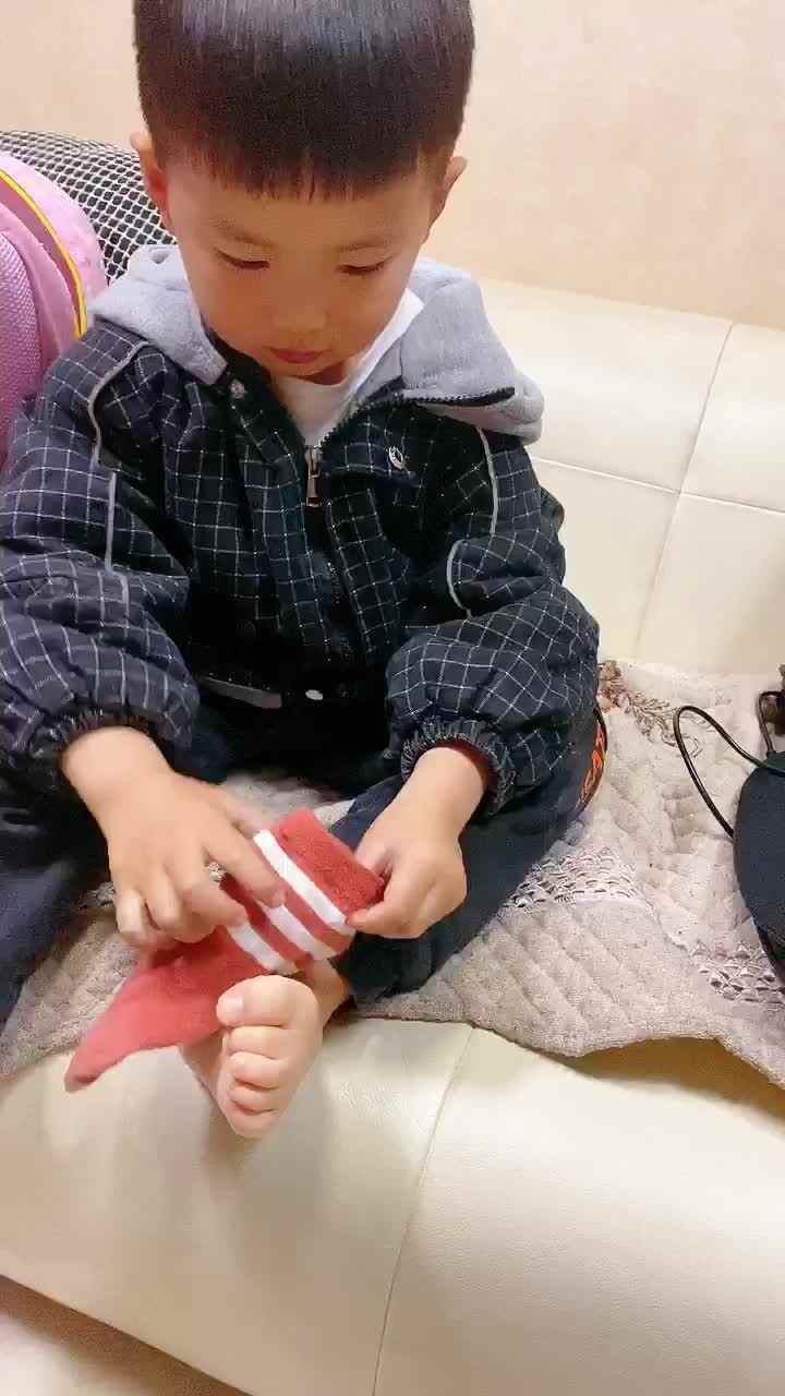 《我会穿袜子》