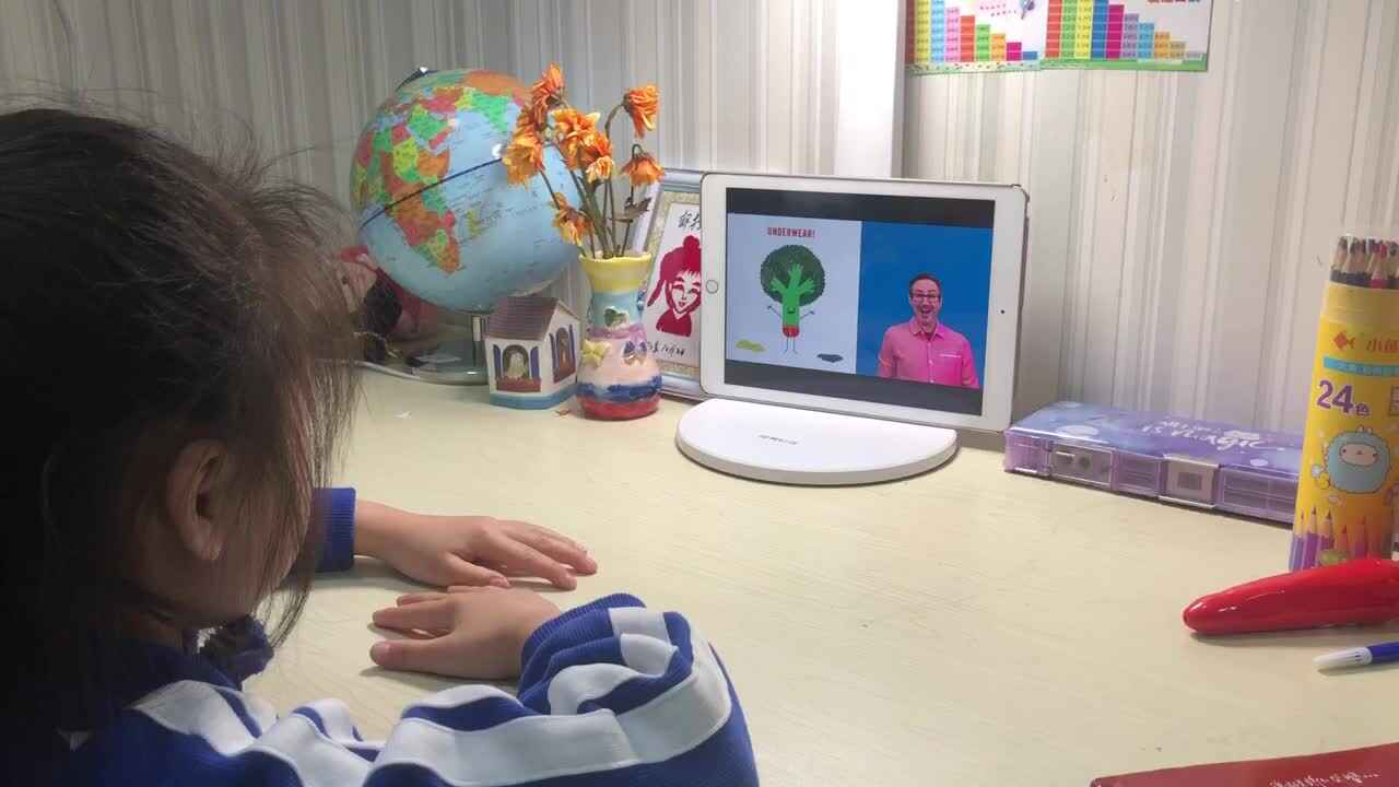 《Vegetables in Underwear》