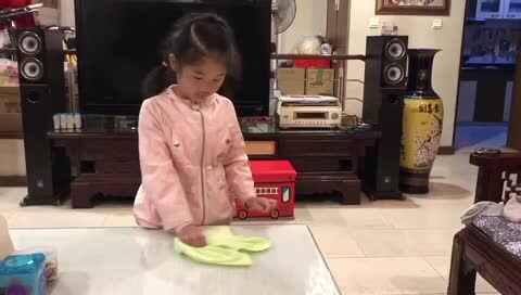 大A班李东霓 做家务擦桌子